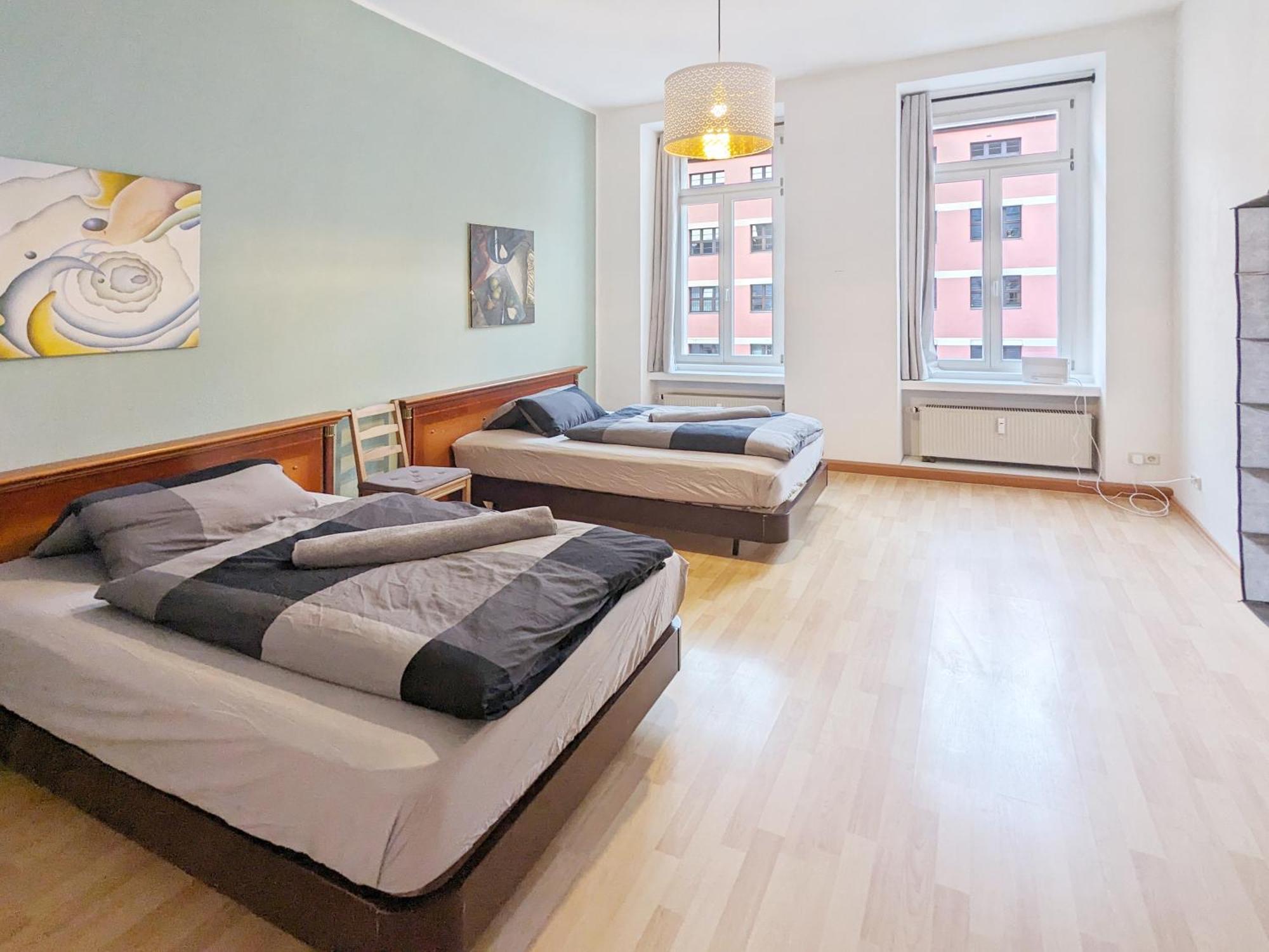 Monteurdreams-de Zentrale, Grosse 5z Wohnung, 2 Baeder, Kueche * Leipzig