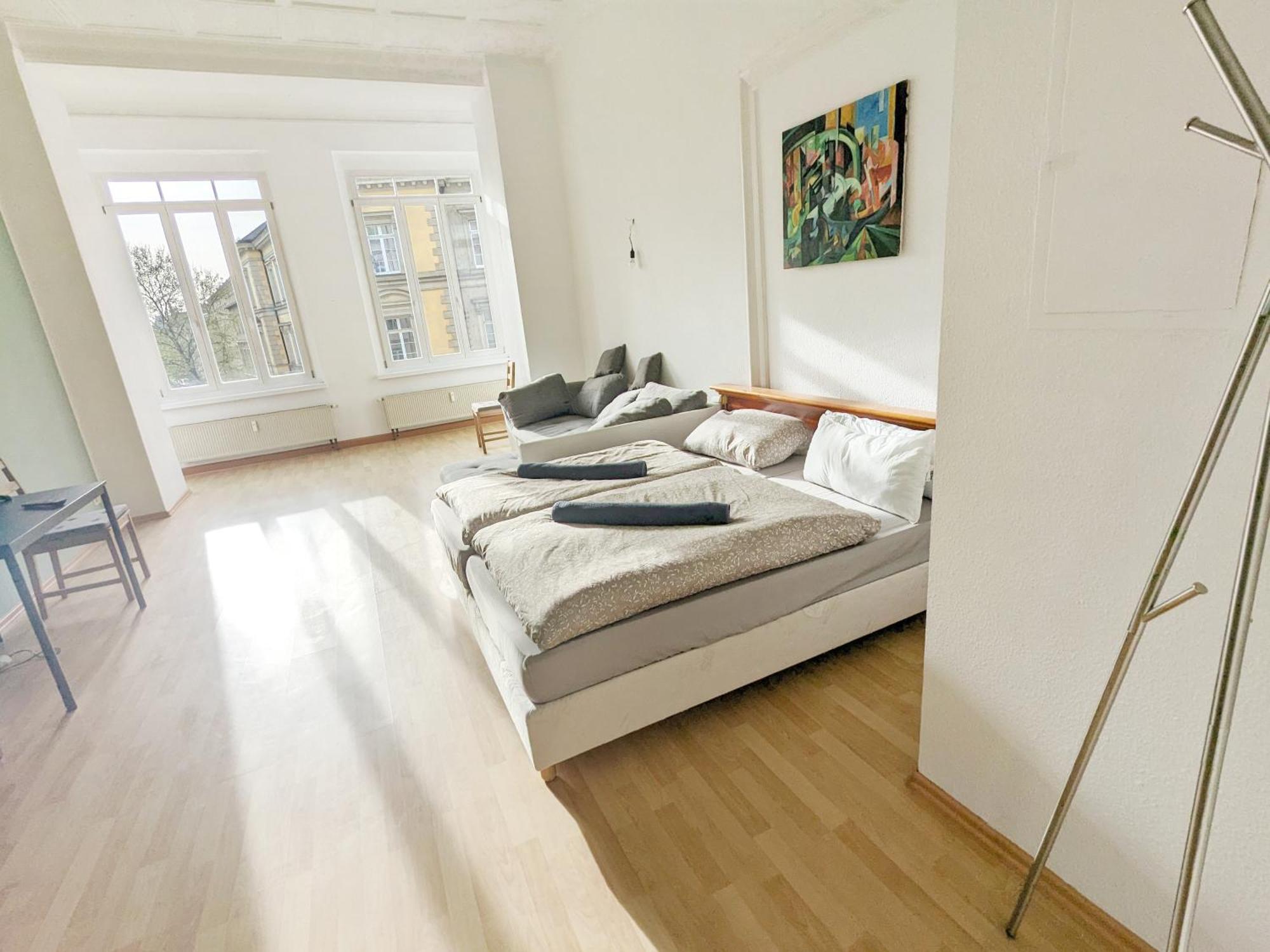 Monteurdreams-de Zentrale, Grosse 5z Wohnung, 2 Baeder, Kueche * Leipzig